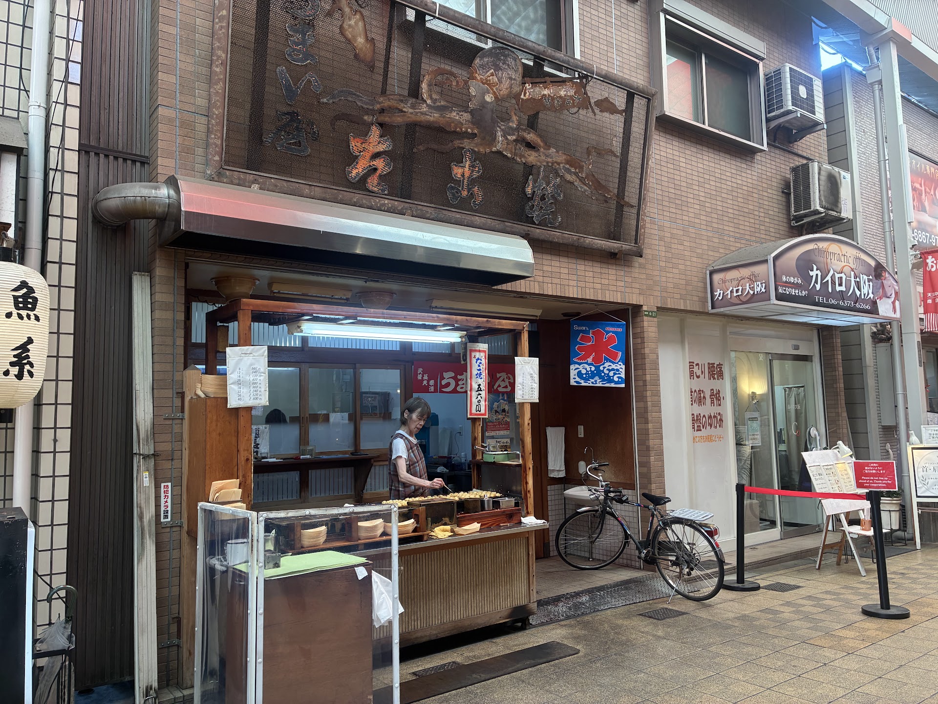Kuromon Ichiba, Osaka — o mercado que acorda às 8h com cheiro de tamagoyaki na brasa