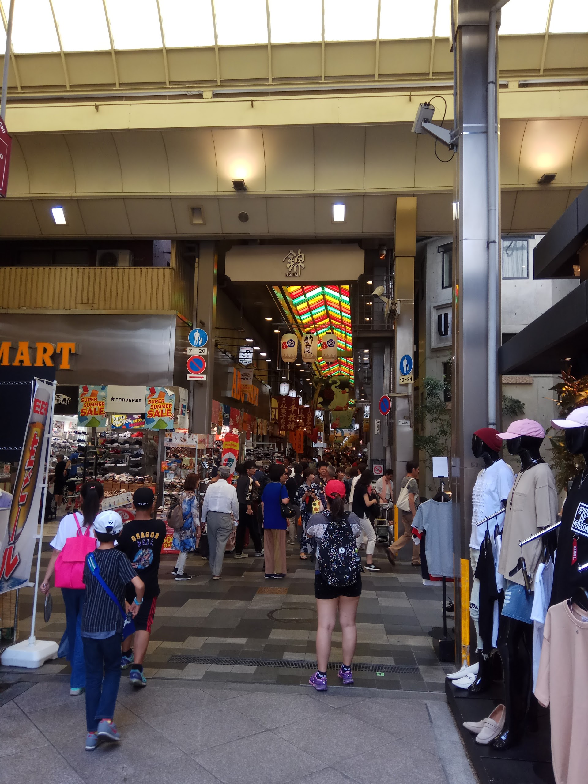 Mercado Nishiki em Kyoto: às 7h da manhã, quando o tofu ainda fuma e os feirantes ainda bocejam