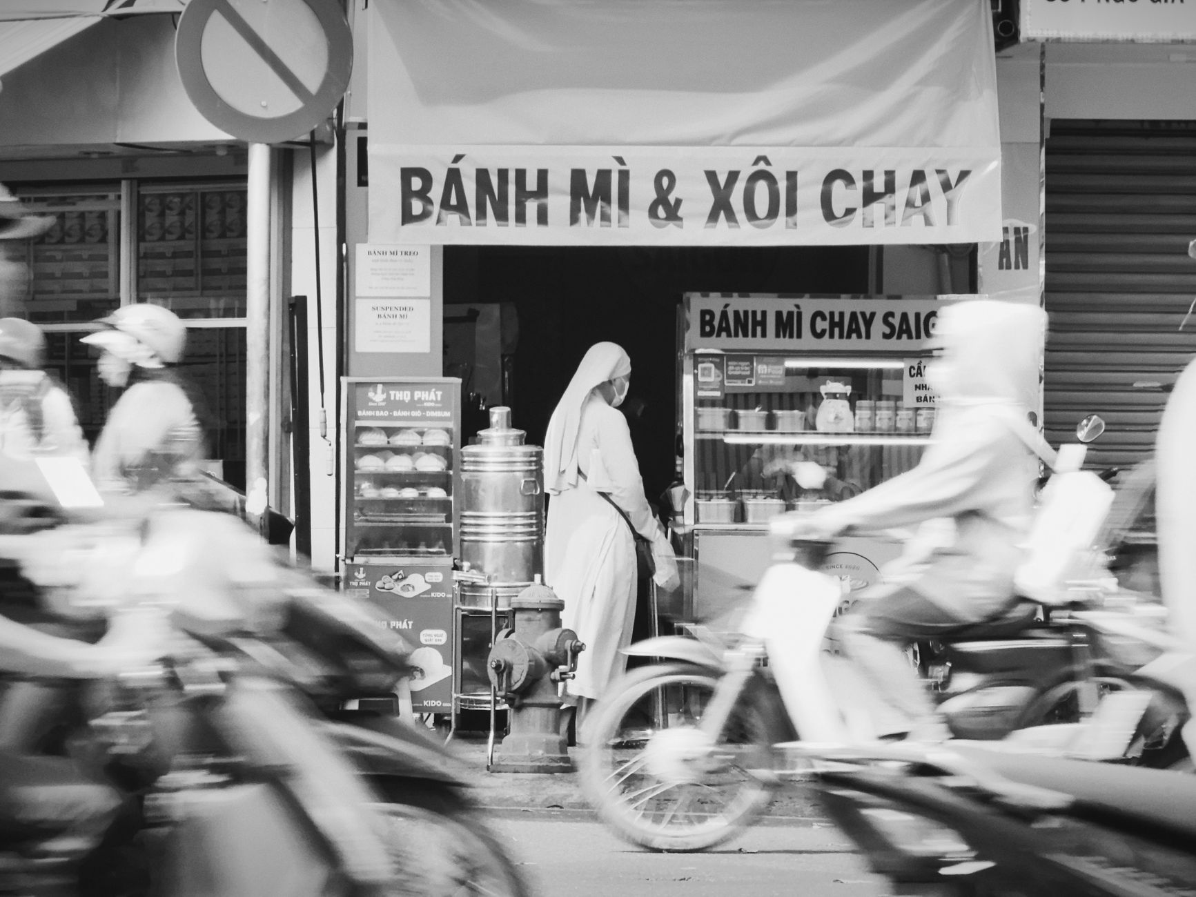 O bánh mì de esquina que move Saigon ao amanhecer