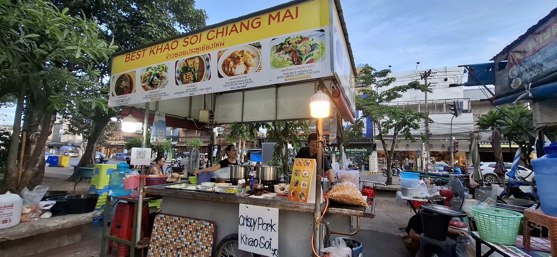 Mercado Warorot ao amanhecer — a esquina de Chiang Mai onde o khao soi ainda ferve às 6h