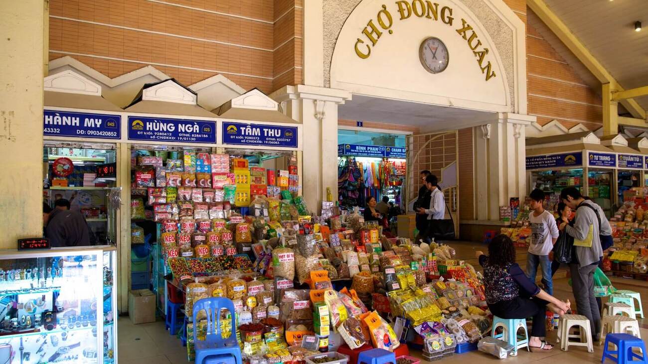 Mercado Dong Xuan, Hanói — às 6h da manhã, quando o cheiro de pho toma conta da rua