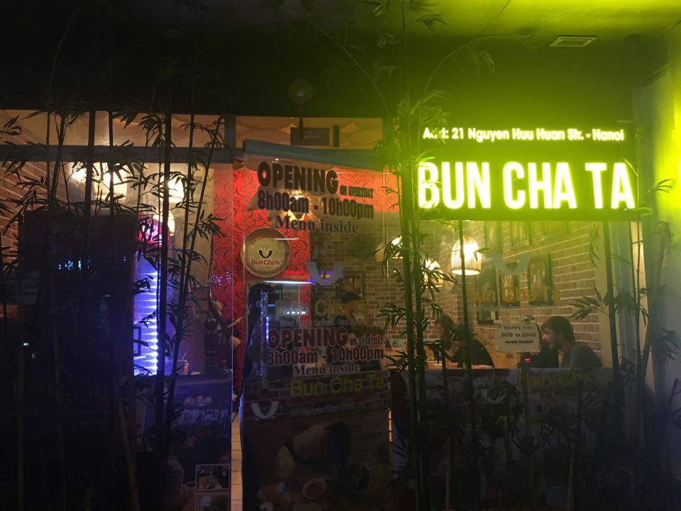 O prato que acorda Hanói: bún chả de R$8 no mercado que ninguém te conta