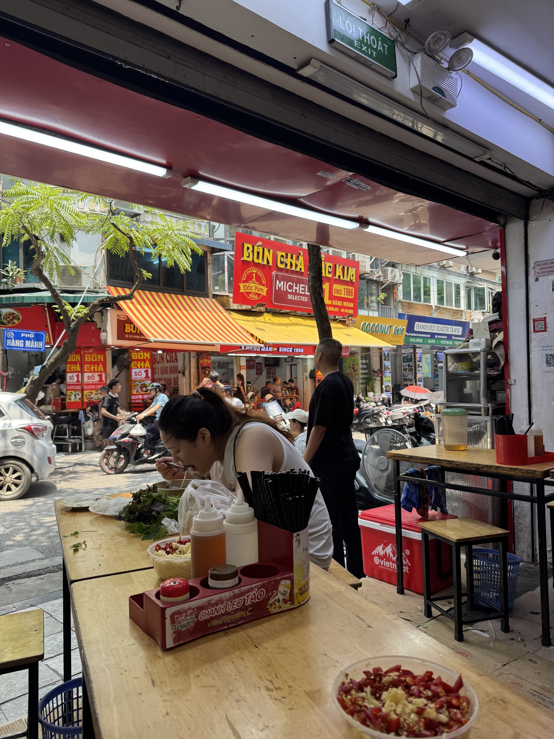 O prato que acorda Hanói: bún chả de R$8 no mercado que ninguém te conta