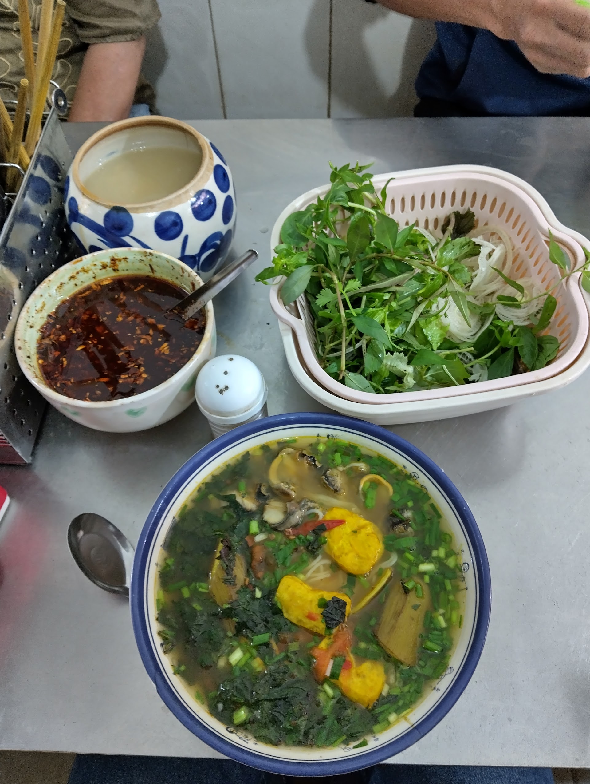 O caldo que Hanói toma antes do sol nascer: Bún Riêu no mercado Đồng Xuân