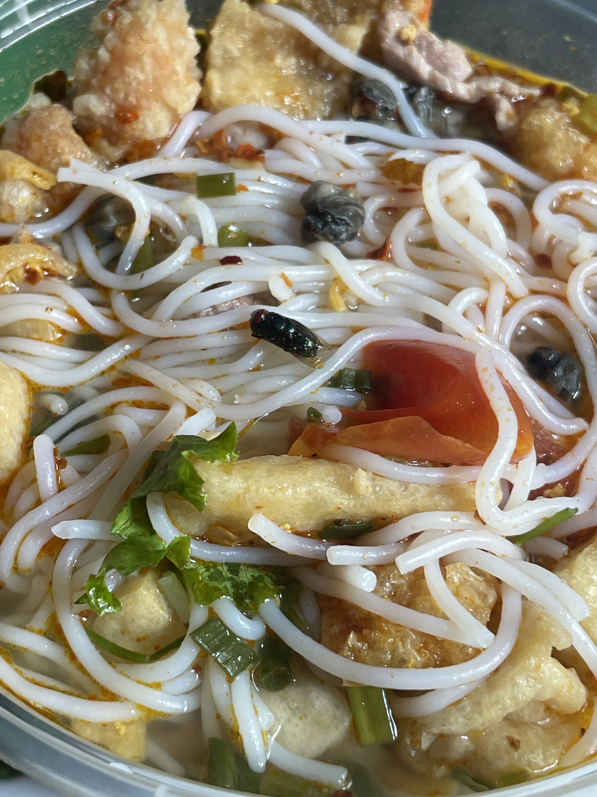 O caldo que Hanói toma antes do sol nascer: Bún Riêu no mercado Đồng Xuân