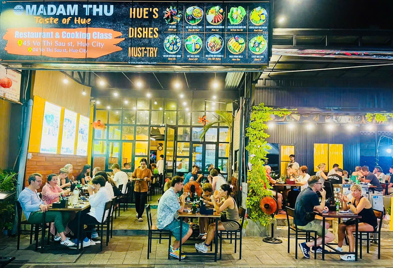 O Mercado em Huế Que Ninguém Te Conta: Sabores do Amanhecer no Coração do Vietnã Central