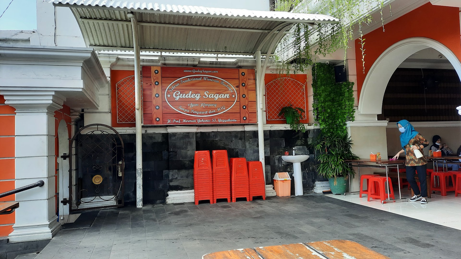 Pasar Beringharjo, Yogyakarta — o mercado que acorda antes do sol com cheiro de jamu e tempero fresco