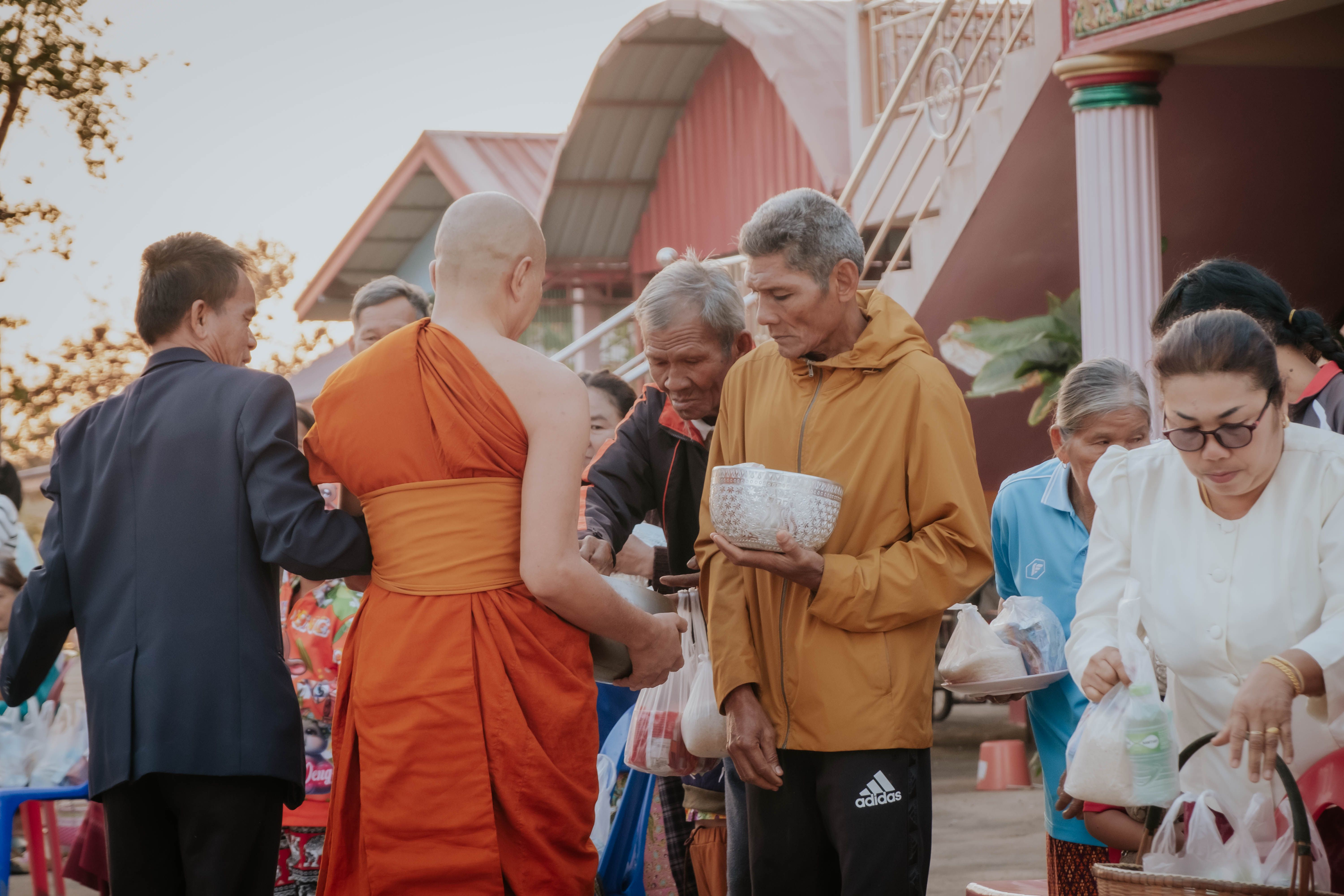 Luang Prabang às 5h30: a rua que acorda com monges e cheiro de arroz glutinoso