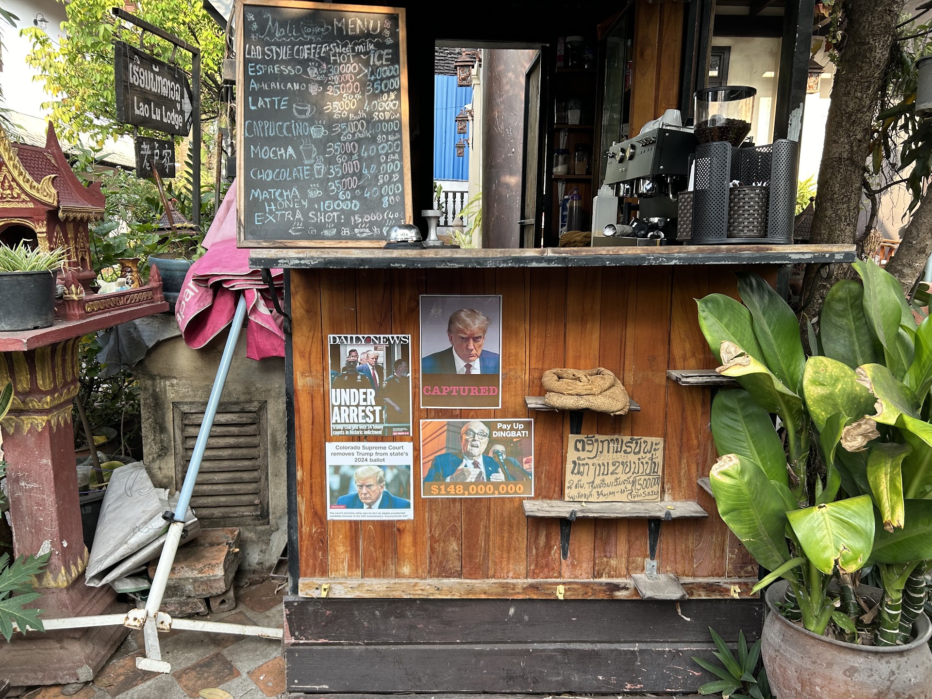 Luang Prabang às 5h30: a rua que acorda com monges e cheiro de arroz glutinoso