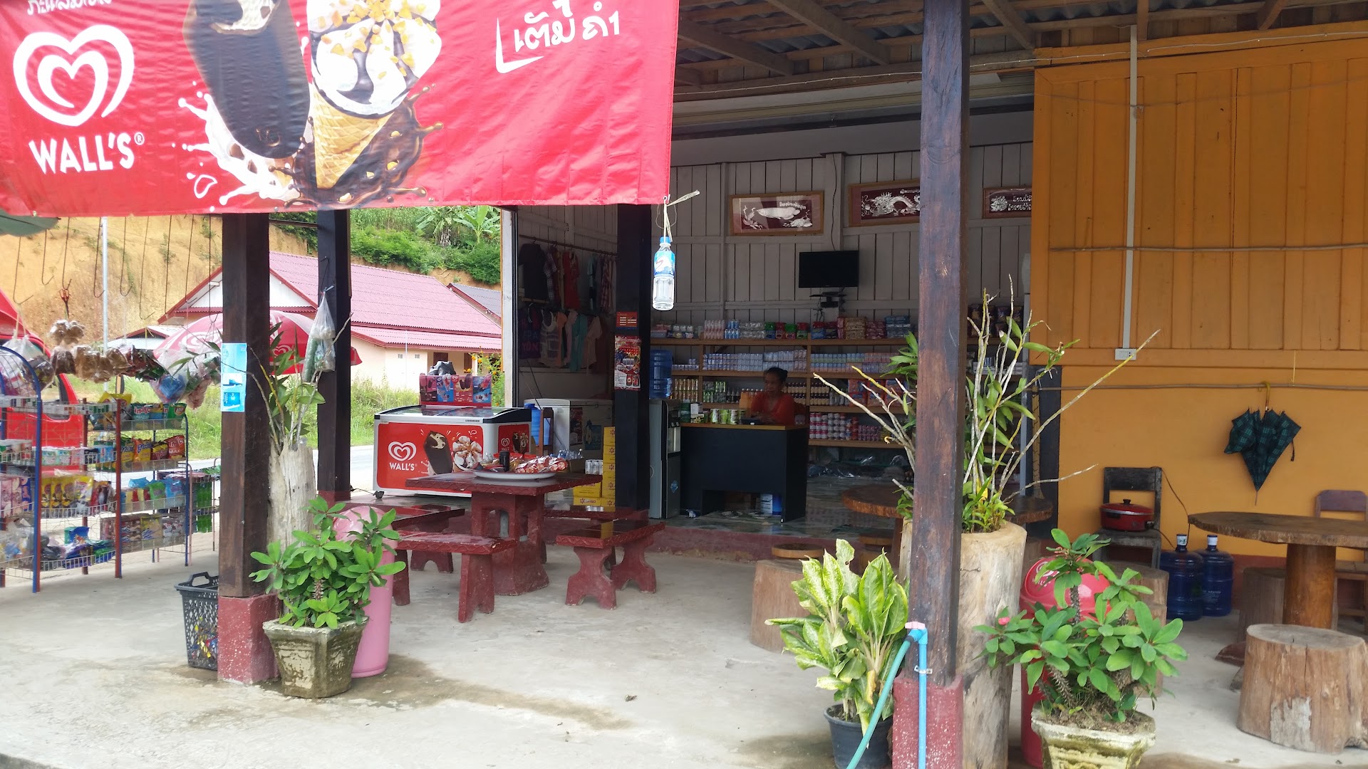 Luang Prabang às 5h30: a rua que acorda com monges e cheiro de arroz glutinoso