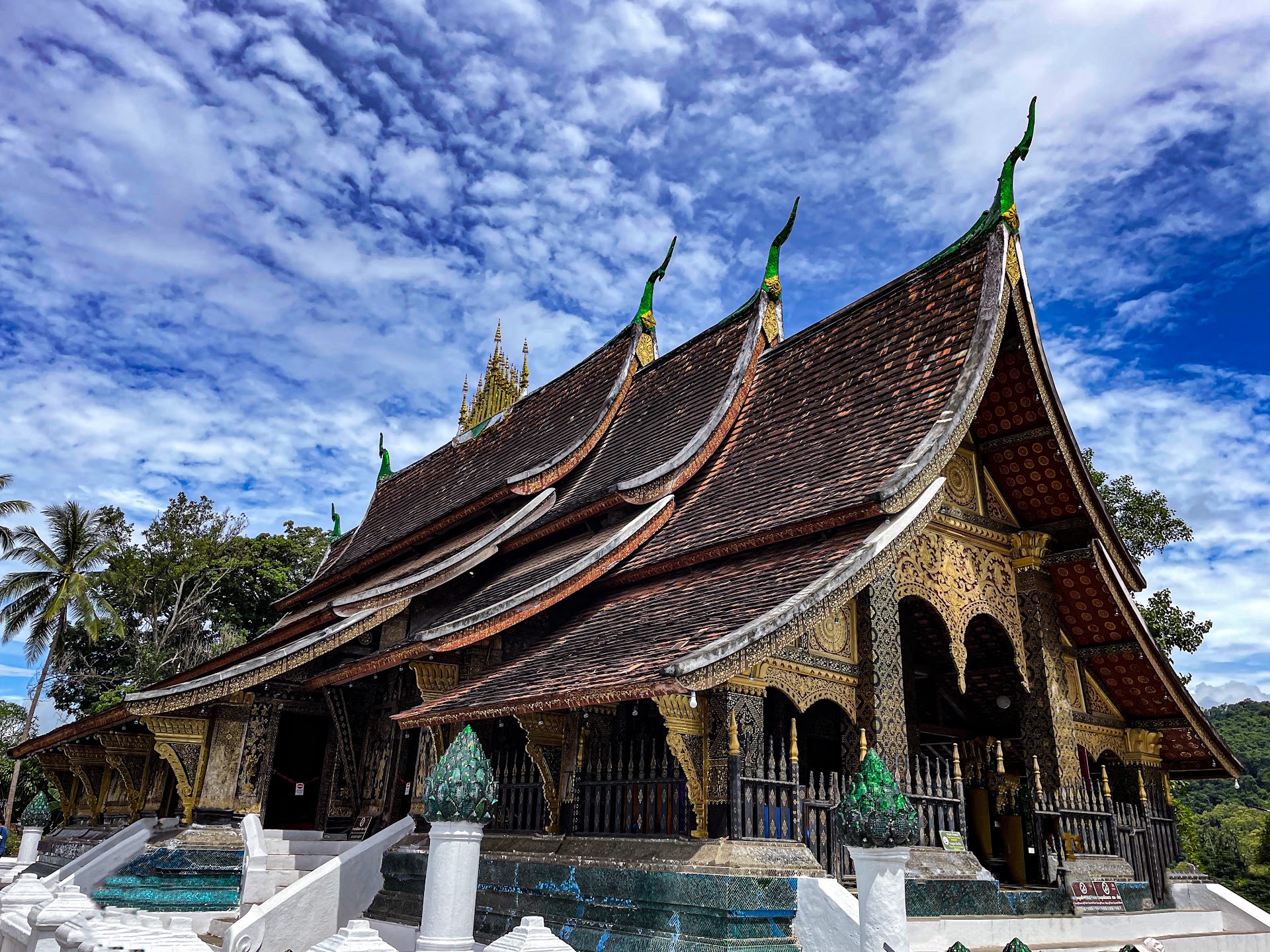 Luang Prabang às 5h30: a rua que acorda com monges e cheiro de arroz glutinoso