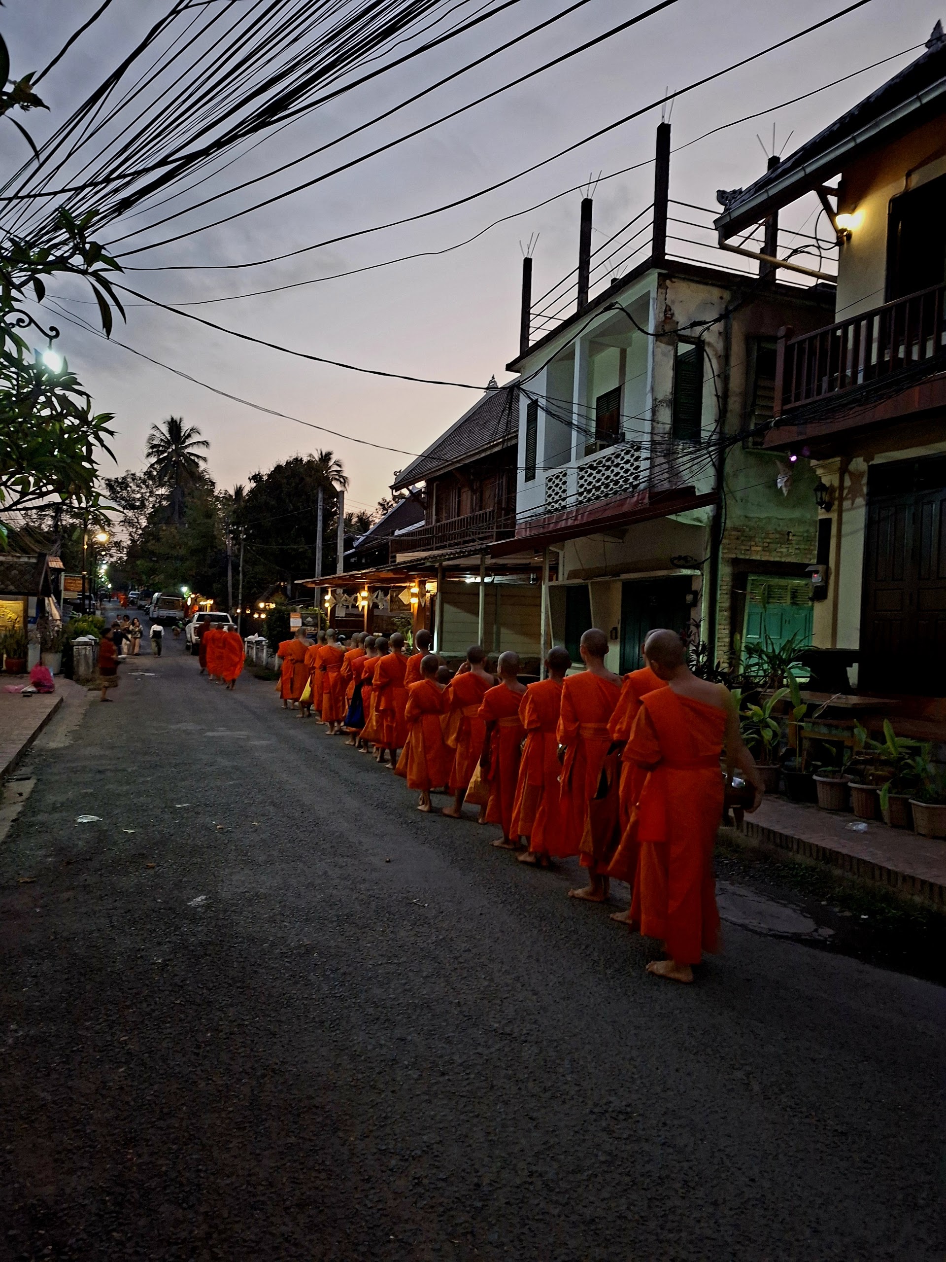 Luang Prabang às 5h30: a rua que acorda com monges e cheiro de arroz glutinoso