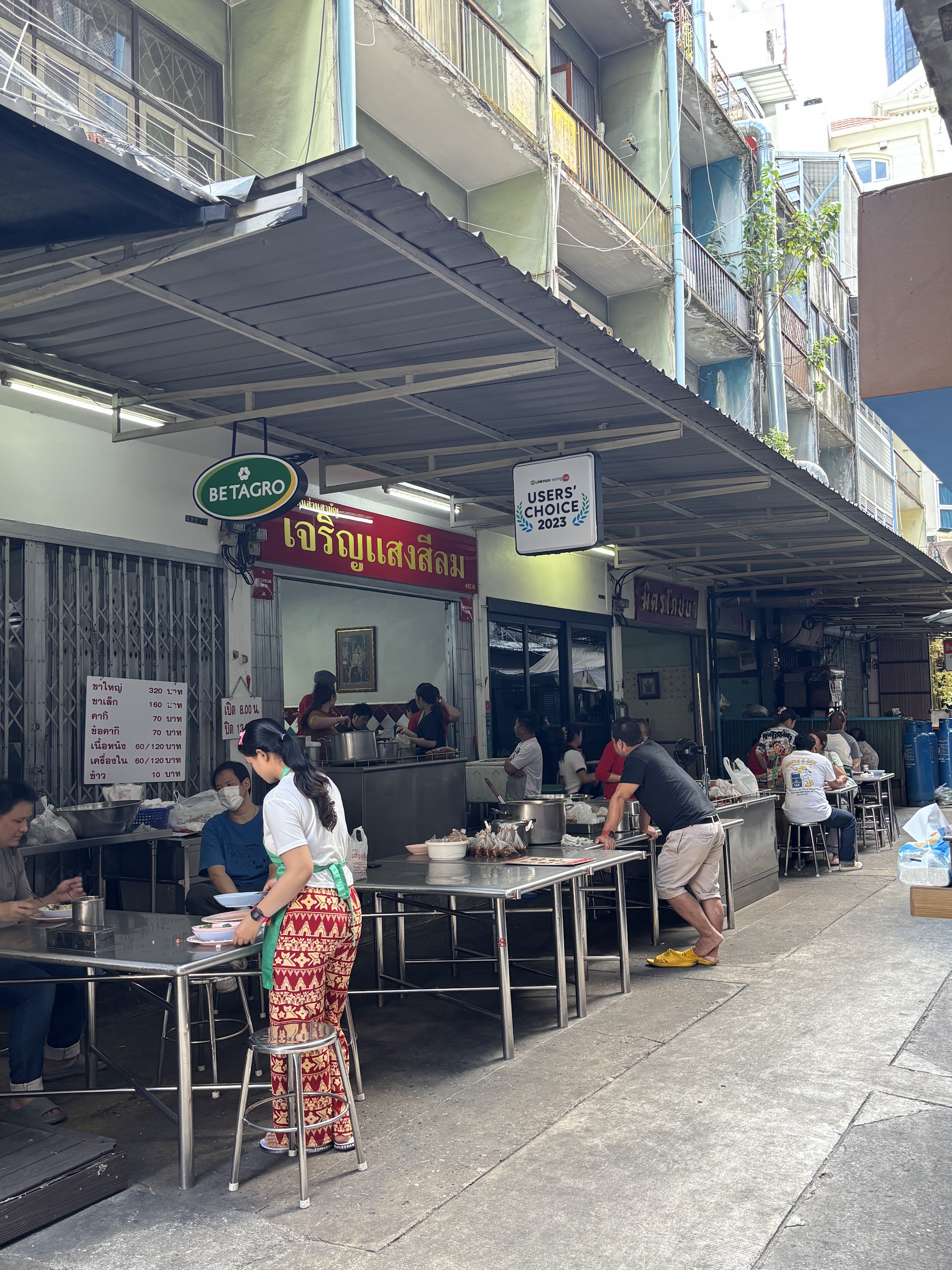 Qual o Segredo de Talat Phlu? A Comida de Rua MAIS Autêntica de Bangkok te Espera!