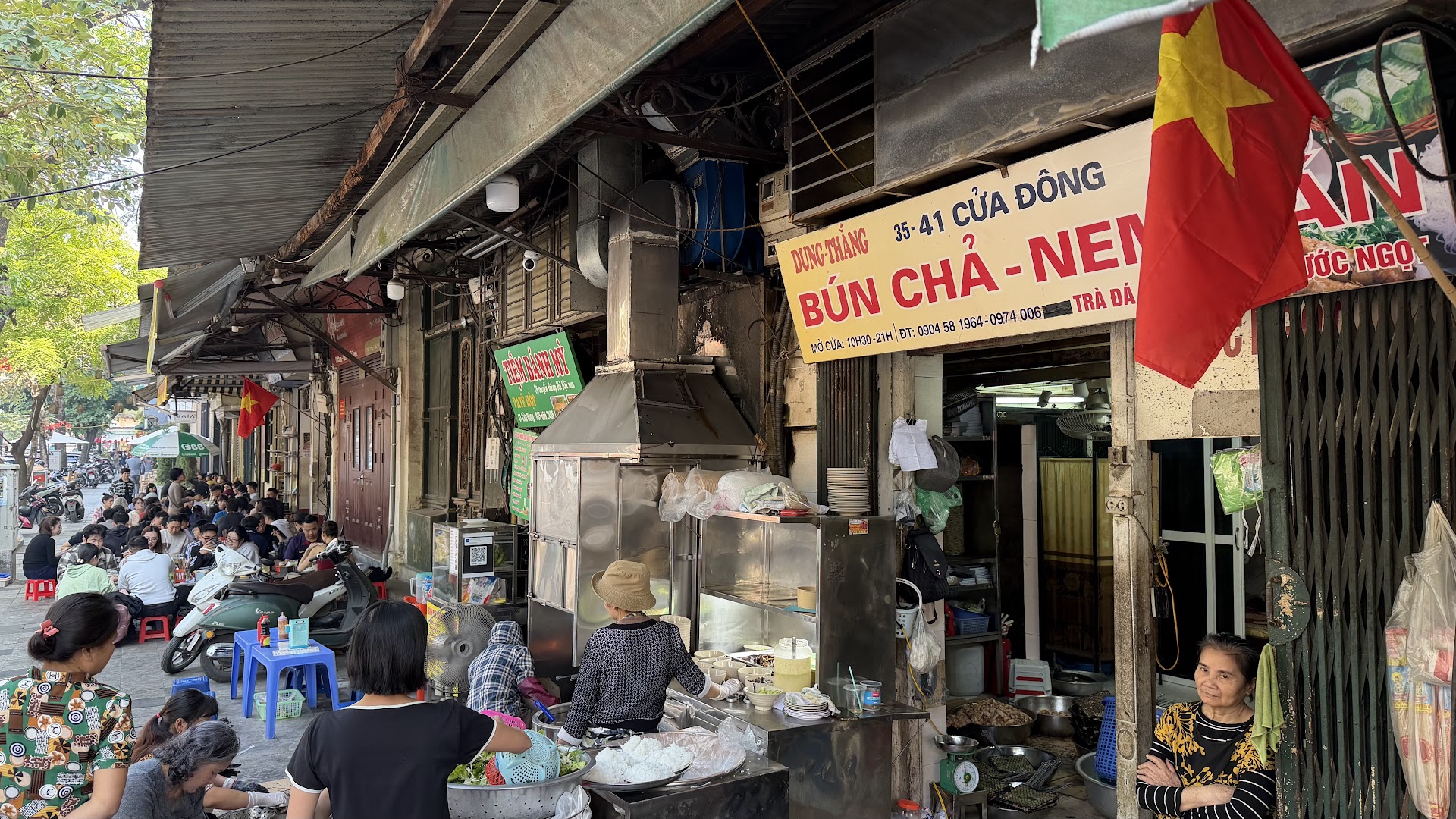 Mercado Đồng Xuân, Hanói — às 6h da manhã com cheiro de Bún Chả na rua