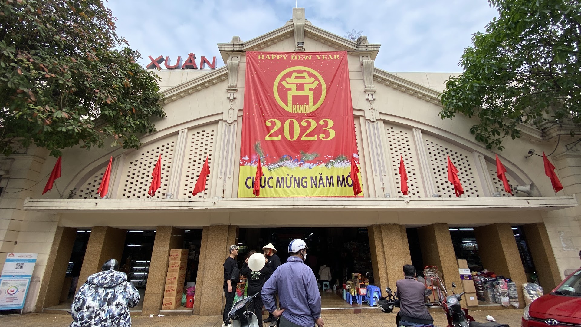 Mercado Đồng Xuân, Hanói — às 6h da manhã com cheiro de Bún Chả na rua