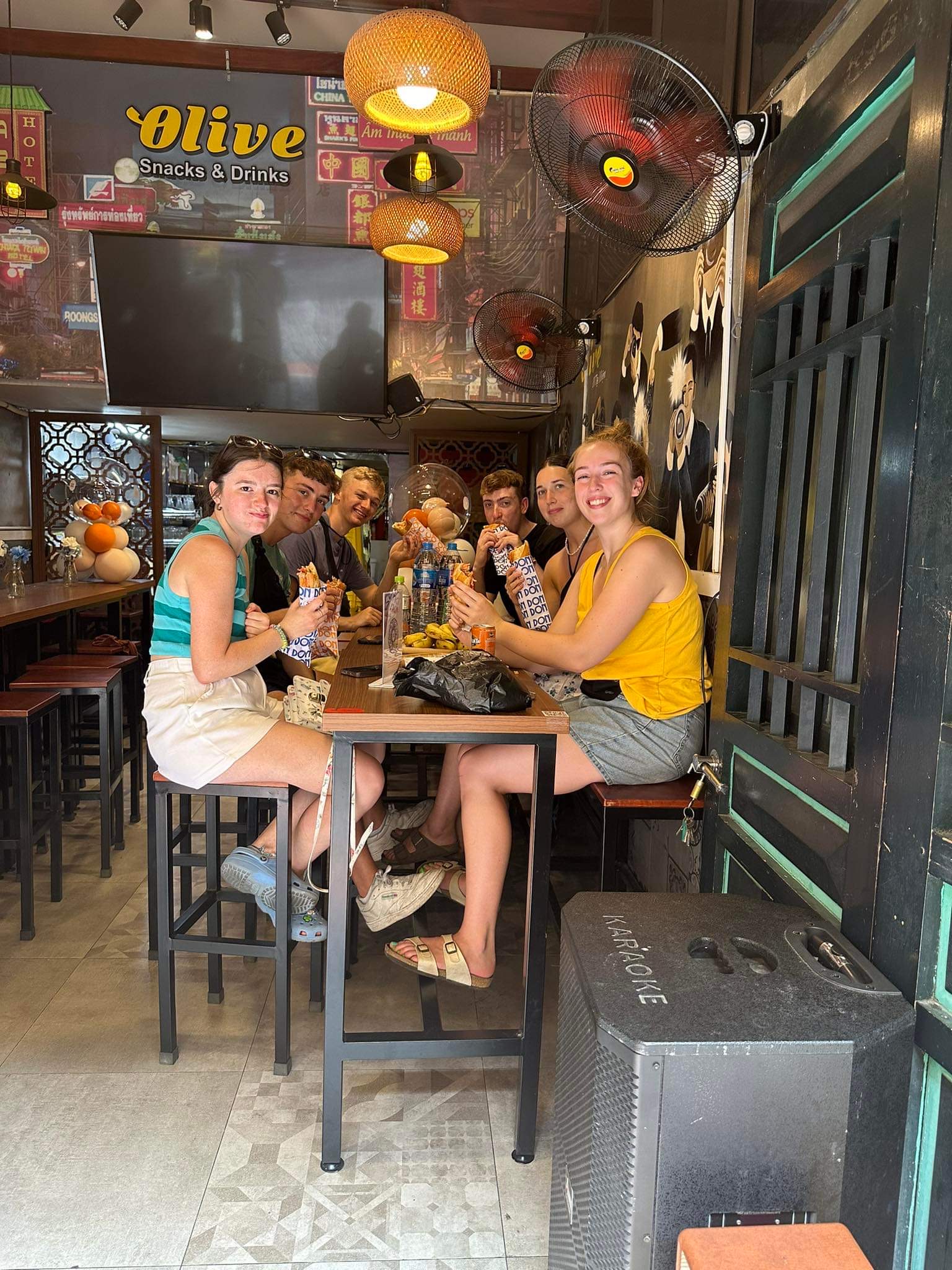 Mercado Dong Xuan, Hanói — às 6h da manhã, quando o cheiro de pho toma conta da rua