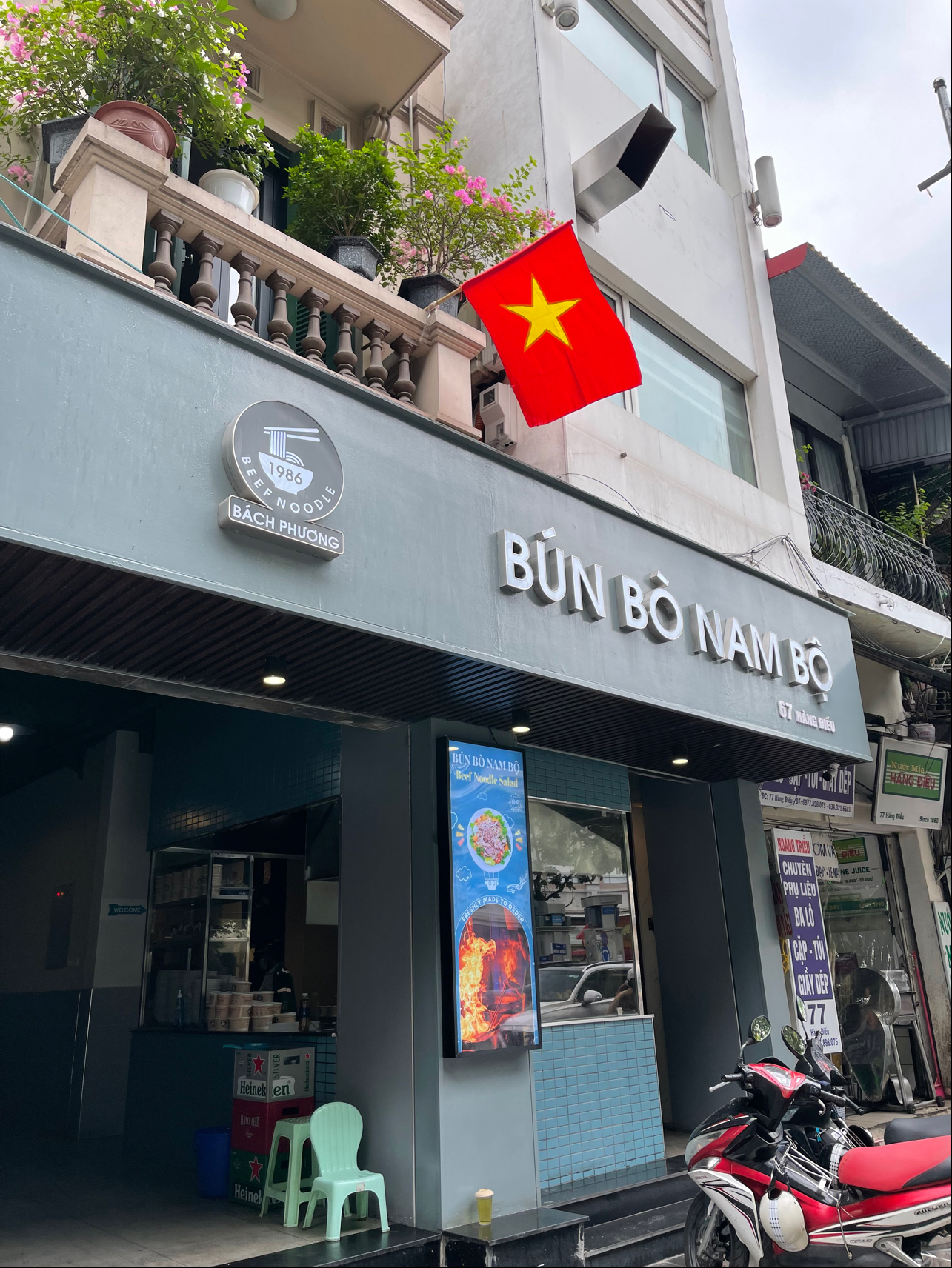 Mercado Dong Xuan, Hanói — às 6h da manhã, quando o cheiro de pho toma conta da rua