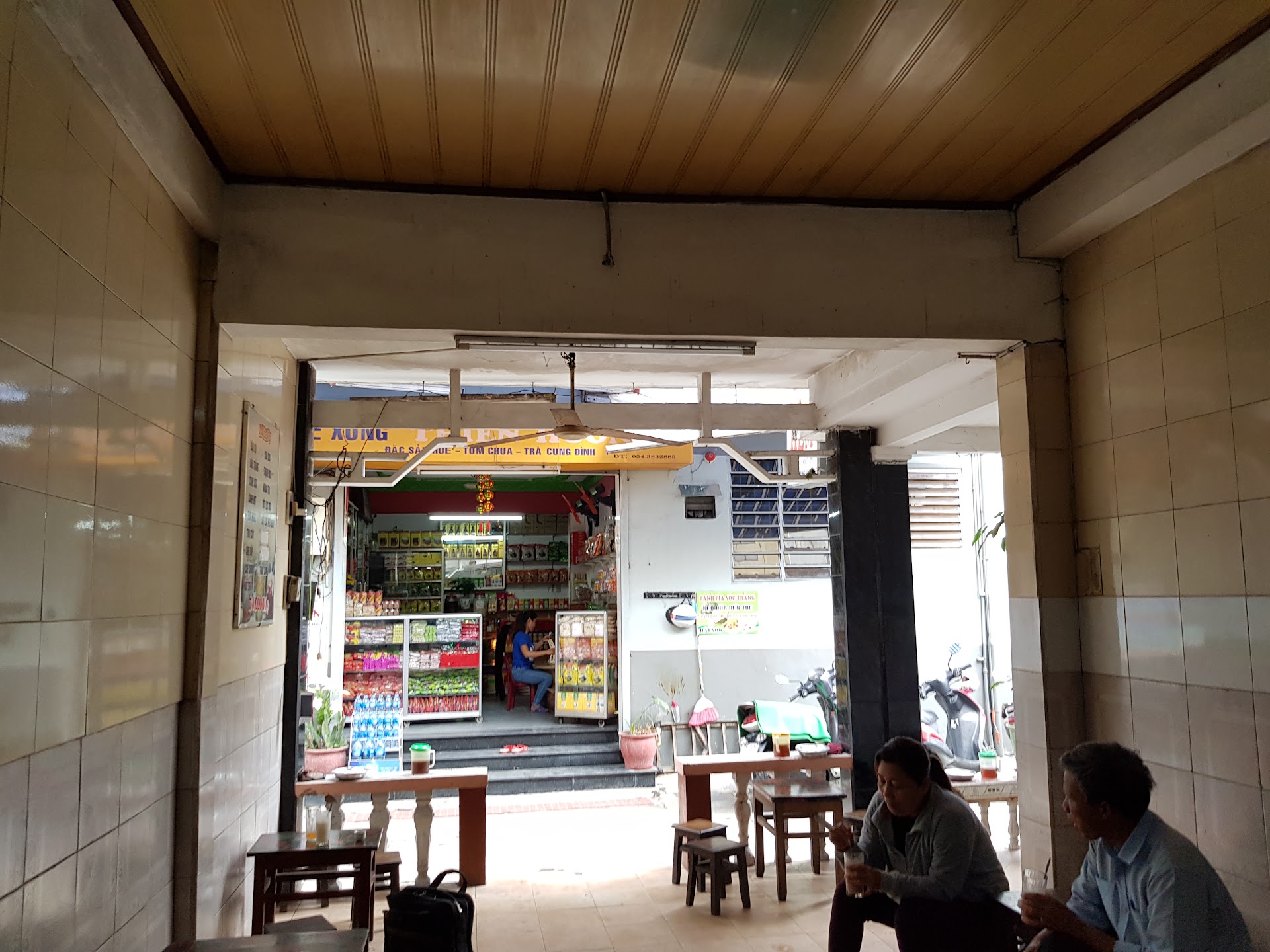 O mercado mais honesto do Vietnã: frituras de rua que Hué esconde dos turistas